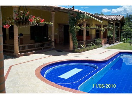 ﻣﻨﺰﻝ ﺭﻳﻔﻲ/ ﺑﻴﺖ ﻤﺰﺭﻋﺔ ﻓﻲ Girardota, Departamento de Antioquia