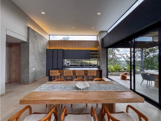 منزل ﻓﻲ Envigado, Departamento de Antioquia