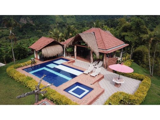 ﻣﻨﺰﻝ ﺭﻳﻔﻲ/ ﺑﻴﺖ ﻤﺰﺭﻋﺔ ﻓﻲ Fredonia, Departamento de Antioquia