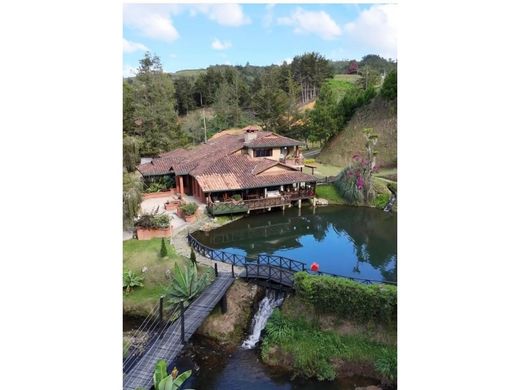 ﻣﻨﺰﻝ ﺭﻳﻔﻲ/ ﺑﻴﺖ ﻤﺰﺭﻋﺔ ﻓﻲ Guarne, Departamento de Antioquia