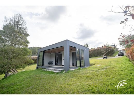 أرض ﻓﻲ ميديلين, Medellín