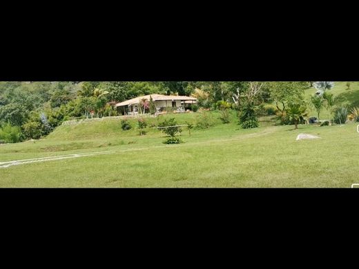 ﻣﻨﺰﻝ ﺭﻳﻔﻲ/ ﺑﻴﺖ ﻤﺰﺭﻋﺔ ﻓﻲ Copacabana, Departamento de Antioquia