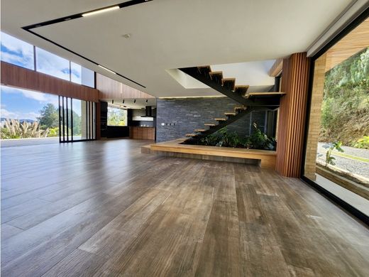 منزل ﻓﻲ Envigado, Departamento de Antioquia