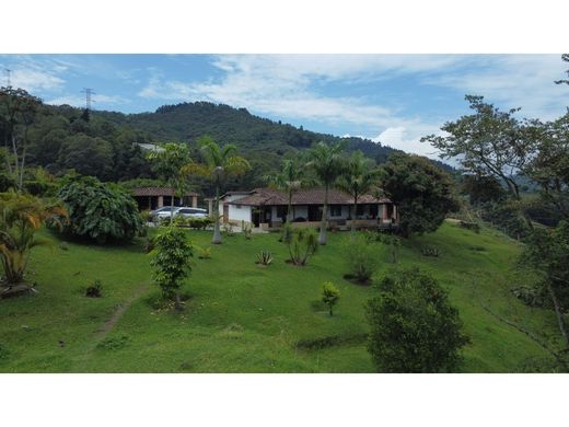 ﻣﻨﺰﻝ ﺭﻳﻔﻲ/ ﺑﻴﺖ ﻤﺰﺭﻋﺔ ﻓﻲ La Estrella, Departamento de Antioquia