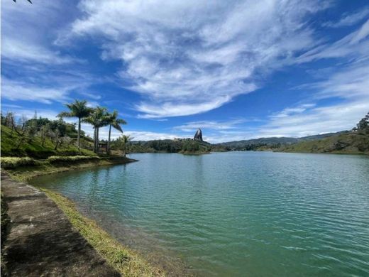 Участок, Guatapé, Departamento de Antioquia