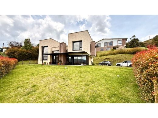 منزل ﻓﻲ Envigado, Departamento de Antioquia