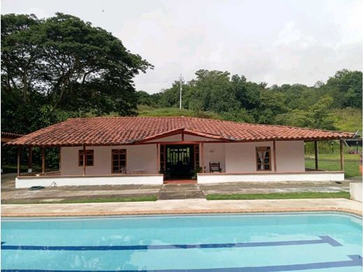 ﻣﻨﺰﻝ ﺭﻳﻔﻲ/ ﺑﻴﺖ ﻤﺰﺭﻋﺔ ﻓﻲ Támesis, Departamento de Antioquia