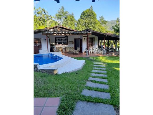 Köy evi Girardota, Departamento de Antioquia