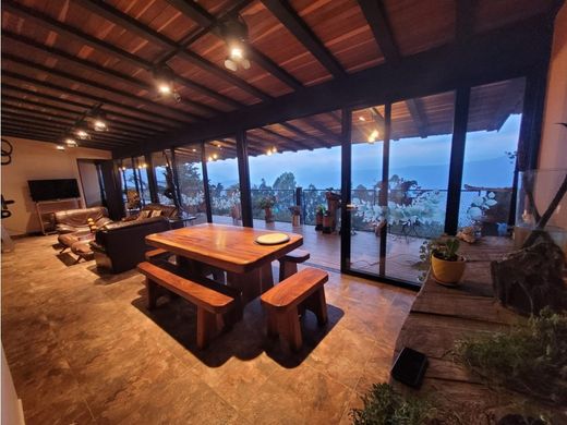 ﻣﻨﺰﻝ ﺭﻳﻔﻲ/ ﺑﻴﺖ ﻤﺰﺭﻋﺔ ﻓﻲ Copacabana, Departamento de Antioquia