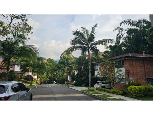 منزل ﻓﻲ Envigado, Departamento de Antioquia