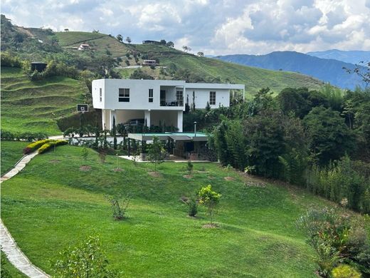 Santo Domingo, Departamento de Antioquiaのカントリー風またはファームハウス