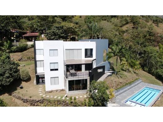 ﻣﻨﺰﻝ ﺭﻳﻔﻲ/ ﺑﻴﺖ ﻤﺰﺭﻋﺔ ﻓﻲ Girardota, Departamento de Antioquia