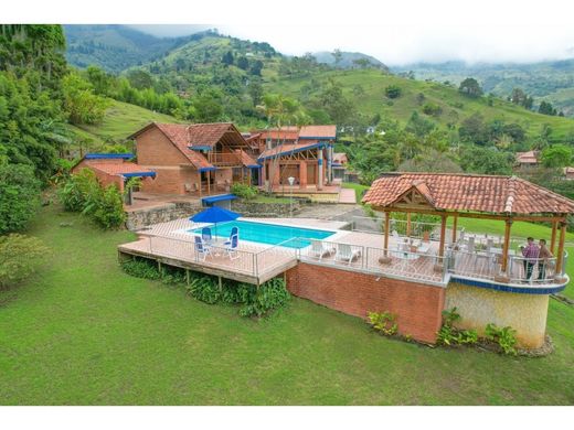 ﻣﻨﺰﻝ ﺭﻳﻔﻲ/ ﺑﻴﺖ ﻤﺰﺭﻋﺔ ﻓﻲ Copacabana, Departamento de Antioquia