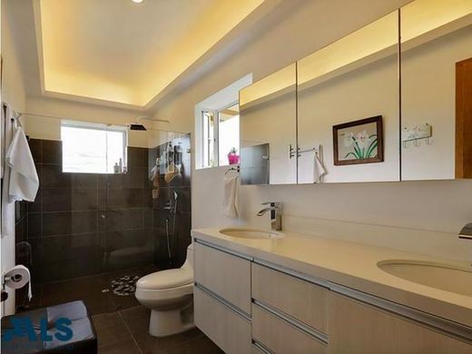 منزل ﻓﻲ Envigado, Departamento de Antioquia