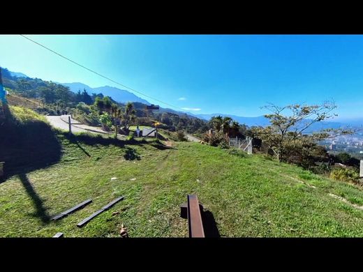 أرض ﻓﻲ ميديلين, Medellín