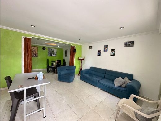 Luxury home in Calarcá, Calarca