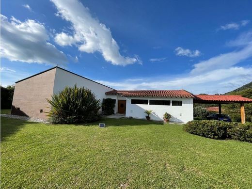 컨트리하우스 / La Ceja, Departamento de Antioquia