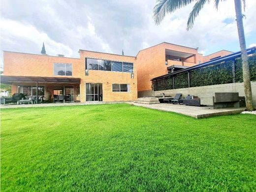 منزل ﻓﻲ Envigado, Departamento de Antioquia