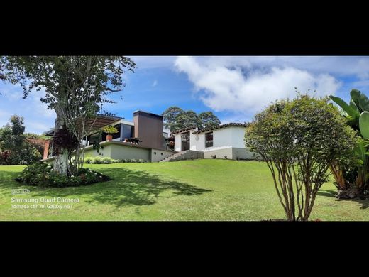 ﻣﻨﺰﻝ ﺭﻳﻔﻲ/ ﺑﻴﺖ ﻤﺰﺭﻋﺔ ﻓﻲ La Ceja, Departamento de Antioquia