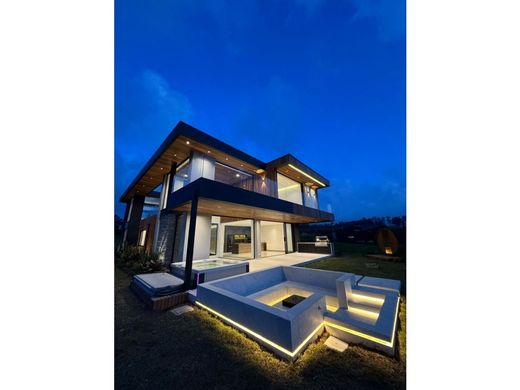 منزل ﻓﻲ Envigado, Departamento de Antioquia