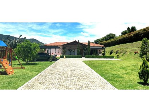 컨트리하우스 / La Ceja, Departamento de Antioquia