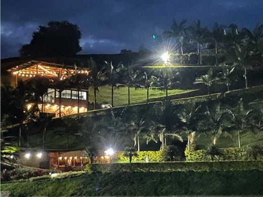 컨트리하우스 / El Peñol, Yarumal