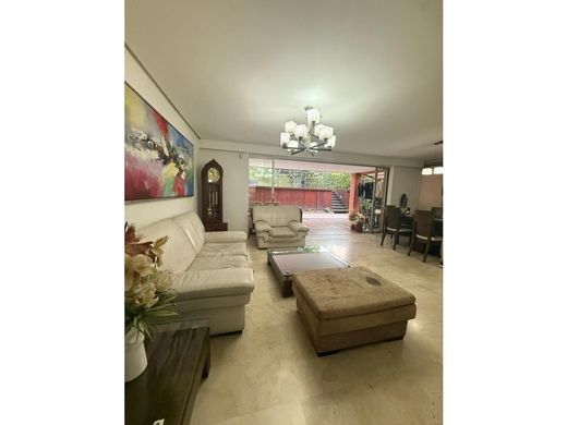 منزل ﻓﻲ Envigado, Departamento de Antioquia