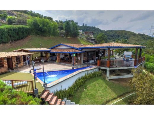 ﻣﻨﺰﻝ ﺭﻳﻔﻲ/ ﺑﻴﺖ ﻤﺰﺭﻋﺔ ﻓﻲ Copacabana, Departamento de Antioquia