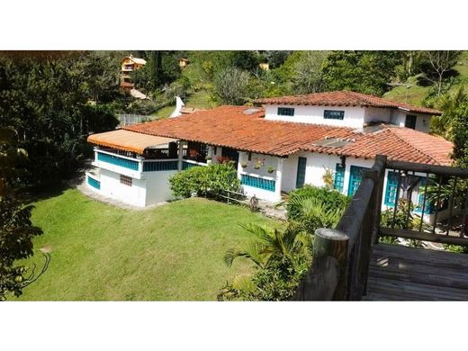 ﻣﻨﺰﻝ ﺭﻳﻔﻲ/ ﺑﻴﺖ ﻤﺰﺭﻋﺔ ﻓﻲ Copacabana, Departamento de Antioquia