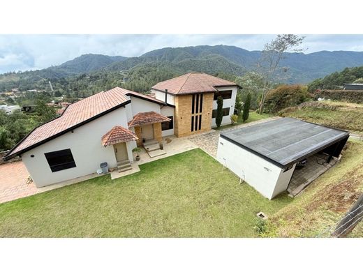 منزل ريفي ﻓﻲ Envigado, Departamento de Antioquia