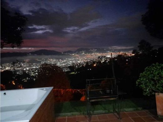 Envigado, Departamento de Antioquiaのカントリー風またはファームハウス