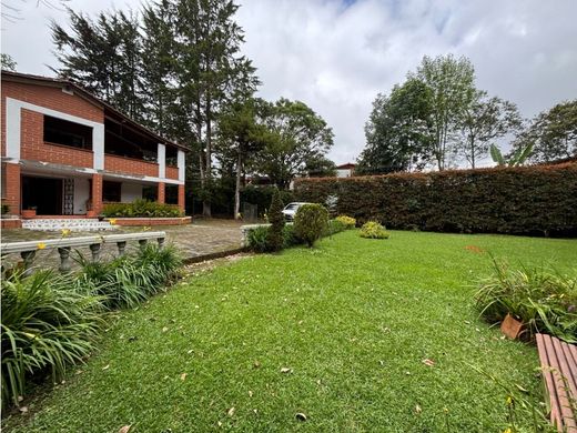 ﻣﻨﺰﻝ ﺭﻳﻔﻲ/ ﺑﻴﺖ ﻤﺰﺭﻋﺔ ﻓﻲ Retiro, Departamento de Antioquia