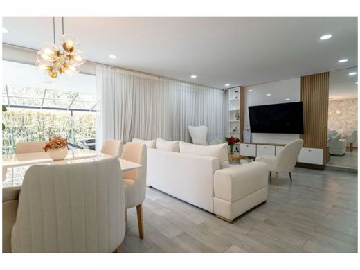 منزل ﻓﻲ Envigado, Departamento de Antioquia