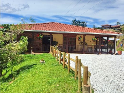 ﻣﻨﺰﻝ ﺭﻳﻔﻲ/ ﺑﻴﺖ ﻤﺰﺭﻋﺔ ﻓﻲ Marinilla, Departamento de Antioquia