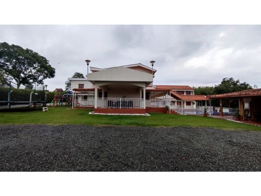 ﻣﻨﺰﻝ ﺭﻳﻔﻲ/ ﺑﻴﺖ ﻤﺰﺭﻋﺔ ﻓﻲ Quimbaya, Quindío Department