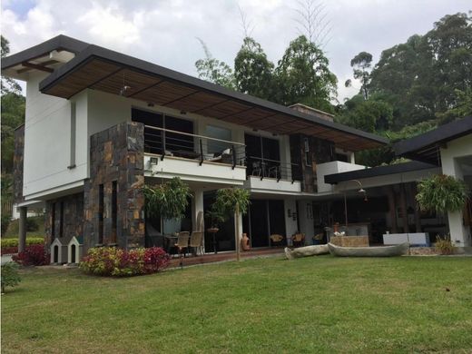 منزل ريفي ﻓﻲ Envigado, Departamento de Antioquia