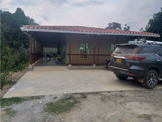 Ρουστίκ ή αγροικία σε Caracolí, Departamento de Antioquia