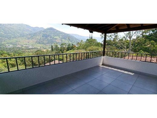 ﻣﻨﺰﻝ ﺭﻳﻔﻲ/ ﺑﻴﺖ ﻤﺰﺭﻋﺔ ﻓﻲ Girardota, Departamento de Antioquia