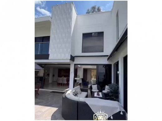 Apartment / Etagenwohnung in Medellín, Departamento de Antioquia