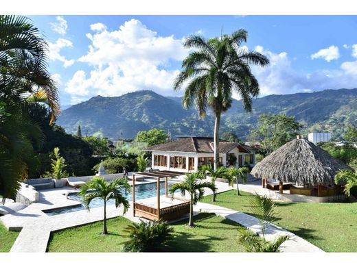 メデリン, Medellínのカントリー風またはファームハウス