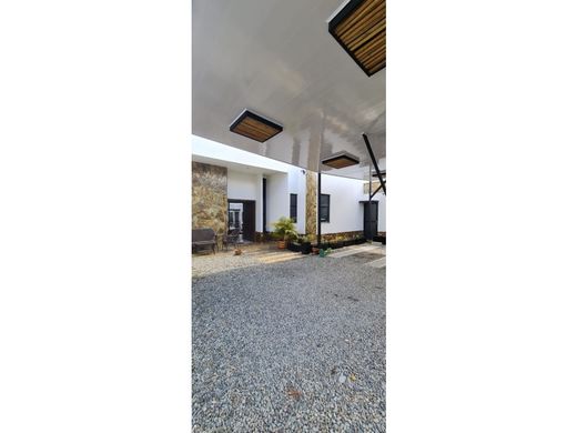 컨트리하우스 / Armenia, Quindío Department