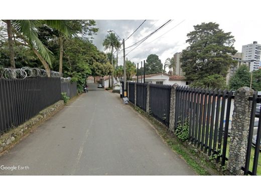 أرض ﻓﻲ ميديلين, Medellín