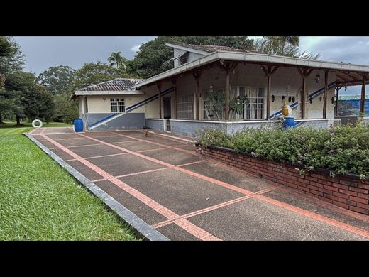 ﻣﻨﺰﻝ ﺭﻳﻔﻲ/ ﺑﻴﺖ ﻤﺰﺭﻋﺔ ﻓﻲ Pereira, Departamento de Risaralda