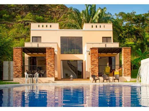 ﻣﻨﺰﻝ ﺭﻳﻔﻲ/ ﺑﻴﺖ ﻤﺰﺭﻋﺔ ﻓﻲ Melgar, Departamento de Tolima