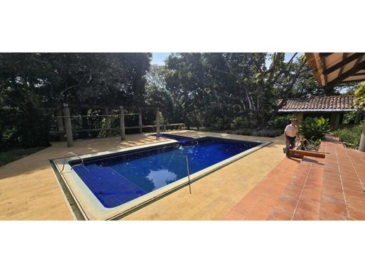 منزل ريفي ﻓﻲ San Jerónimo, Departamento de Antioquia