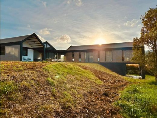 منزل ريفي ﻓﻲ Envigado, Departamento de Antioquia