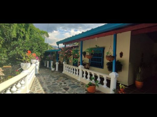 ﻣﻨﺰﻝ ﺭﻳﻔﻲ/ ﺑﻴﺖ ﻤﺰﺭﻋﺔ ﻓﻲ Girardota, Departamento de Antioquia