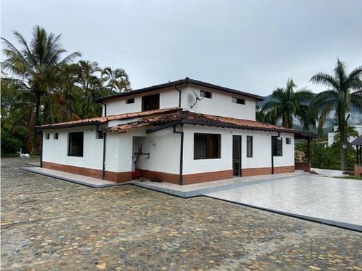 منزل ريفي ﻓﻲ Barbosa, Departamento de Antioquia