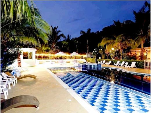 Сельский Дом, Жирардо, Girardot