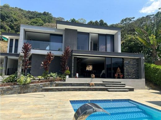 ﻣﻨﺰﻝ ﺭﻳﻔﻲ/ ﺑﻴﺖ ﻤﺰﺭﻋﺔ ﻓﻲ Copacabana, Departamento de Antioquia